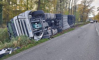 Der Laster kippte naach rechts in den Graben. Die Polizei sperrt seit dem Mittag die Bundesstraße 476 in Versmold,. - Andre Schneider Der Laster kippte naach rechts in den Graben. Die Polizei sperrt seit dem Mittag die Bundesstraße 476 in Versmold,. - Andre Schneider