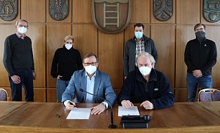 Sie besiegeln das schwarzgrüne Bündnis für den Bad Oeynhausener Rat: die Fraktionsvorsitzenden Kurt Nagel und Volker Brand (vorne, v. l.) sowie Dirk Büssing (hinten v. l.) Laura Ellen Smaczny, Andreas Edler und Julian Noweck. - Jörg Stuke Sie besiegeln das schwarzgrüne Bündnis für den Bad Oeynhausener Rat: die Fraktionsvorsitzenden Kurt Nagel und Volker Brand (vorne, v. l.) sowie Dirk Büssing (hinten v. l.) Laura Ellen Smaczny, Andreas Edler und Julian Noweck. - Jörg Stuke