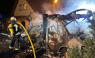 Das Wohmobil brannte vollständig aus. - Feuerwehr Borchen Das Wohmobil brannte vollständig aus. - Feuerwehr Borchen