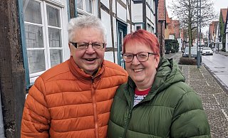 Gehen jetzt als Eheleute Jochen Wolf und Gudrun Bauer gemeinsam durch ihr weiteres Leben: Die stellvertretende Bürgermeisterin und ihr bisheriger Lebensgefährte. - Rainer Stephan Gehen jetzt als Eheleute Jochen Wolf und Gudrun Bauer gemeinsam durch ihr weiteres Leben: Die stellvertretende Bürgermeisterin und ihr bisheriger Lebensgefährte. - Rainer Stephan