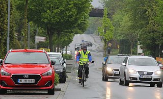 So ist's richtig: Georg Hofemann (vorn) und Kurt Begemann radeln im Regen auf dem Schutzstreifen. Im Auto sitzt Ernst Beimel und hält 1,5 Meter Abstand beim Überholen. - Ulf Hanke So ist's richtig: Georg Hofemann (vorn) und Kurt Begemann radeln im Regen auf dem Schutzstreifen. Im Auto sitzt Ernst Beimel und hält 1,5 Meter Abstand beim Überholen. - Ulf Hanke