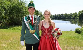 Die jugendlichen Delbrücker Majestäten Joshua Groß und Meike Boxberger treffen sich zum Erinnerungsfoto am Teich und genießen danach das Bad in der Menge der Schlaulustigen. - Regina Brucksch Die jugendlichen Delbrücker Majestäten Joshua Groß und Meike Boxberger treffen sich zum Erinnerungsfoto am Teich und genießen danach das Bad in der Menge der Schlaulustigen. - Regina Brucksch