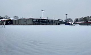 Unter der Schneelandschaft in der Arena lässt sich das Grün nur erahnen. Unter der Schneelandschaft in der Arena lässt sich das Grün nur erahnen.