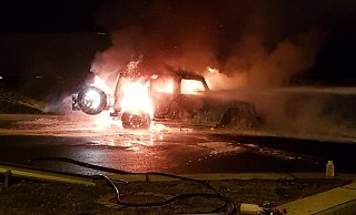 Auf dem Autobahn-Parkplatz Sintfeld stand ein Auto in Flammen. - Feuerwehr Bad Wünnenberg Auf dem Autobahn-Parkplatz Sintfeld stand ein Auto in Flammen. - Feuerwehr Bad Wünnenberg