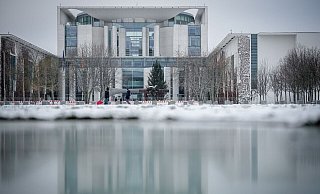 Blick auf das Bundeskanzleramt: In der Haushaltskrise rechnet SPD-Chefin Esken damit, dass der Bundeshaushalt für 2024 noch in diesem Jahr abgeschlossen werden kann. - Kay Nietfeld/dpa Blick auf das Bundeskanzleramt: In der Haushaltskrise rechnet SPD-Chefin Esken damit, dass der Bundeshaushalt für 2024 noch in diesem Jahr abgeschlossen werden kann. - Kay Nietfeld/dpa