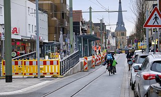 Der Verkehr fließt in Bielefeld-Brackwede wieder und die Radfahrer bekommen noch einen 1,60 Meter breiten Radweg. - Andreas Zobe Der Verkehr fließt in Bielefeld-Brackwede wieder und die Radfahrer bekommen noch einen 1,60 Meter breiten Radweg. - Andreas Zobe