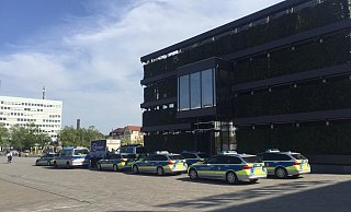 Die Polizei ist mit großem Aufgebot auf dem Kesselbrink. - Alexandra Buck Die Polizei ist mit großem Aufgebot auf dem Kesselbrink. - Alexandra Buck