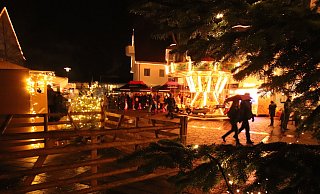 Etwas schleppend läuft am Freitag Weihnachtsmarkt Schloß Holte an. Der Nieselregen hat sicherlich so manchen davon abgehalten, sich sofort auf dem Holter Kirchplatz umzusehen. Gut besucht ist von Anfang an der Stand des SCW Liemke (hinten). - Sabine Kubendorff Etwas schleppend läuft am Freitag Weihnachtsmarkt Schloß Holte an. Der Nieselregen hat sicherlich so manchen davon abgehalten, sich sofort auf dem Holter Kirchplatz umzusehen. Gut besucht ist von Anfang an der Stand des SCW Liemke (hinten). - Sabine Kubendorff