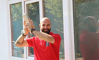 Imad Kuri (34) baut sich mit dem "Knock Out" ein zweites Standbein auf. Vielen Herforderinnen und Herfordern ist er als Betreiber des Vodaphone-Shops am Gehrenberg ein Begriff. - Claus Frickemeier Imad Kuri (34) baut sich mit dem "Knock Out" ein zweites Standbein auf. Vielen Herforderinnen und Herfordern ist er als Betreiber des Vodaphone-Shops am Gehrenberg ein Begriff. - Claus Frickemeier
