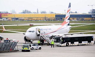 Ende März kamen 174 Afghaninnen und Afghanen mit einem Charterflug in Hannover an. (Archivbild) - Julian Stratenschulte/dpa Ende März kamen 174 Afghaninnen und Afghanen mit einem Charterflug in Hannover an. (Archivbild) - Julian Stratenschulte/dpa