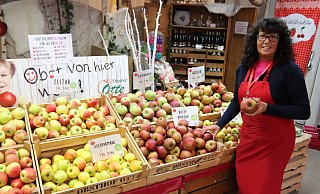 Im Hofladen des Obsthof Otte gibt es unter anderem 14 verschiedene Apfelsorten zum ausprobieren. Verkäuferin Andrea Danewitz berät die Besucher auch gerne zu Sorten für Allergiker. - Alexandra Golfinger Im Hofladen des Obsthof Otte gibt es unter anderem 14 verschiedene Apfelsorten zum ausprobieren. Verkäuferin Andrea Danewitz berät die Besucher auch gerne zu Sorten für Allergiker. - Alexandra Golfinger