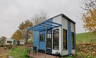 Das Tiny-House hat auch eine kleine Terrasse. - Lena Kley Das Tiny-House hat auch eine kleine Terrasse. - Lena Kley