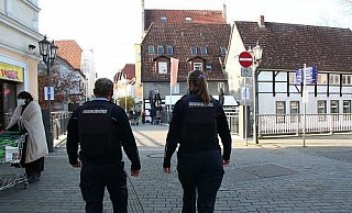 Mitarbeiter des Ordnungsamts bei der Kontrolle. - Jobst Lüdeking Mitarbeiter des Ordnungsamts bei der Kontrolle. - Jobst Lüdeking