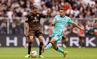 SCP-Akteur Florent Muslija (r.) belegt in der aktuellen Kicker-Rangliste den zweiten Platz in der Kategorie "Außenbahn offensiv". Jackson Irvine (l.) vom FC St. Pauli verteidigte Rang eins im "Mittelfeld defensiv". - picture alliance SCP-Akteur Florent Muslija (r.) belegt in der aktuellen Kicker-Rangliste den zweiten Platz in der Kategorie "Außenbahn offensiv". Jackson Irvine (l.) vom FC St. Pauli verteidigte Rang eins im "Mittelfeld defensiv". - picture alliance