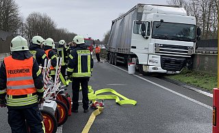Der verunglückte Lastwagen auf der A30. - Stefan Boscher Der verunglückte Lastwagen auf der A30. - Stefan Boscher