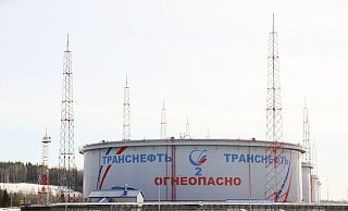 Tanks des staatlichen Ölpipeline-Betreiber «Transneft» im Ölterminal von Ust-Luga. - Stringer/dpa Tanks des staatlichen Ölpipeline-Betreiber «Transneft» im Ölterminal von Ust-Luga. - Stringer/dpa