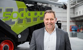 Jan-Hendrik Mohr, CEO vom Unternehmen Claas, vor dem Erfolgsmodell Lexion. - claas Jan-Hendrik Mohr, CEO vom Unternehmen Claas, vor dem Erfolgsmodell Lexion. - claas