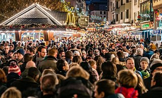 Auf der Hut bleiben: Im dichten Gedränge auf Weihnachtsmärkten haben Taschendiebe leichtes Spiel. - Frank Rumpenhorst/dpa/dpa-tmn Auf der Hut bleiben: Im dichten Gedränge auf Weihnachtsmärkten haben Taschendiebe leichtes Spiel. - Frank Rumpenhorst/dpa/dpa-tmn