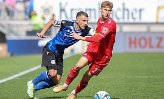 Rechtsverteidiger Can Ozkan (l., gegen Regensburgs Dominik Kother) ist laut unseres Taktikexperten beim kurzen Spielaufbau von Arminia Bielefeld besonders gefordert. - Oliver Krato Rechtsverteidiger Can Ozkan (l., gegen Regensburgs Dominik Kother) ist laut unseres Taktikexperten beim kurzen Spielaufbau von Arminia Bielefeld besonders gefordert. - Oliver Krato