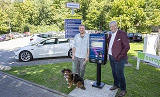 Ulrich Wibbeke (r.) und Johannes Zorn mit Hündin Skyla vor dem Parkplatz des Verkehrsinstitus in Bielefeld. - Jörg Dieckmann Ulrich Wibbeke (r.) und Johannes Zorn mit Hündin Skyla vor dem Parkplatz des Verkehrsinstitus in Bielefeld. - Jörg Dieckmann