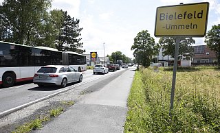 Die Ortsdurchfahrt Ummeln (B61) als zentrale Verbindung zwischen Bielefeld und Gütersloh ist stark belastet. - Dieckmann-Fotodesign l Bielefeld Die Ortsdurchfahrt Ummeln (B61) als zentrale Verbindung zwischen Bielefeld und Gütersloh ist stark belastet. - Dieckmann-Fotodesign l Bielefeld