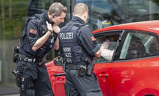 Die Polizeibeamten stoppten den verdächtigen Wagen auf Höhe des Naturbades. - Symbolfoto: Jörg Dieckmann Die Polizeibeamten stoppten den verdächtigen Wagen auf Höhe des Naturbades. - Symbolfoto: Jörg Dieckmann