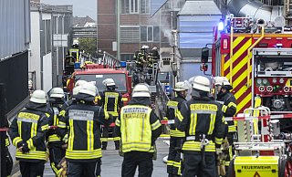 Die Feuerwehr ist mit einem Großaufgebot bei der Firma Gestamp in Bielefeld. - Dieckmann-Fotodesign l Bielefeld Die Feuerwehr ist mit einem Großaufgebot bei der Firma Gestamp in Bielefeld. - Dieckmann-Fotodesign l Bielefeld