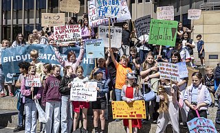 Frischküche wollen wir: Mit bunten Plakaten und lauten Rufen demontrieren die Schüler der Gesamtschule Quelle vor dem Rathaus für den Erhalt ihrer Mittagsversorgung. - Jörg Dieckmann Frischküche wollen wir: Mit bunten Plakaten und lauten Rufen demontrieren die Schüler der Gesamtschule Quelle vor dem Rathaus für den Erhalt ihrer Mittagsversorgung. - Jörg Dieckmann