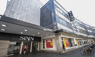 Im März war die neue Sinn-Filiale im ehemaligen Karstadt-Warenhaus eröffnet worden. Dann kam die Insolvenz in Eigenverwaltung. Jetzt ist klar: Die Filiale bleibt. - Jörg Dieckmann Im März war die neue Sinn-Filiale im ehemaligen Karstadt-Warenhaus eröffnet worden. Dann kam die Insolvenz in Eigenverwaltung. Jetzt ist klar: Die Filiale bleibt. - Jörg Dieckmann
