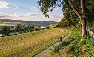 Radfahrer genießen ihre Radtour am beliebten Weser-Radweg im Weserbergland. - TMN/Markus Tiemann Radfahrer genießen ihre Radtour am beliebten Weser-Radweg im Weserbergland. - TMN/Markus Tiemann