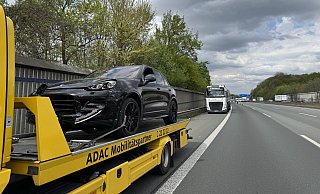 Der an dem Unfall beteiligte Porsche musste abgeschleppt werden, ebenso ein weiteres Fahrzeug. Der Schaden ist beträchtlich. - Paul Brinkmann Der an dem Unfall beteiligte Porsche musste abgeschleppt werden, ebenso ein weiteres Fahrzeug. Der Schaden ist beträchtlich. - Paul Brinkmann