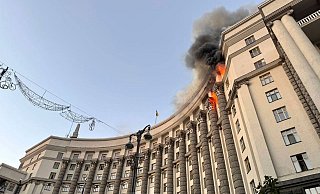 Erstmals beschädigte ein russischer Angriff laut Ministerpräsidentin Julia Swyrydenko das Hauptregierungsgebäude. - Uncredited/Ukrainian Emergency Service/AP/dpa Erstmals beschädigte ein russischer Angriff laut Ministerpräsidentin Julia Swyrydenko das Hauptregierungsgebäude. - Uncredited/Ukrainian Emergency Service/AP/dpa