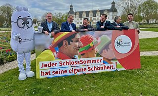 Schloss-Maskottchen Clemens, Christian Stork (v. l., Geschäftsführer Schlosspark- und Lippesee-Gesellschaft), Markus Mertens (Aufsichtsratsvorsitzender), Mathias Hornberger (Vorsitzender Stadtsportverband), Oliver Bekiersch (Sparkasse Paderborn-Detmold-Höxter) und Festzeltbetreiber Jörg Stratmann. - Danielle Dörsing Schloss-Maskottchen Clemens, Christian Stork (v. l., Geschäftsführer Schlosspark- und Lippesee-Gesellschaft), Markus Mertens (Aufsichtsratsvorsitzender), Mathias Hornberger (Vorsitzender Stadtsportverband), Oliver Bekiersch (Sparkasse Paderborn-Detmold-Höxter) und Festzeltbetreiber Jörg Stratmann. - Danielle Dörsing