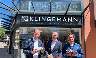 Jens Klingemann (Inhaber Klingemann, v. l.), Thomas Zumnorde (GeschäUsführer Zumnorde) und Hendrik Thüning (Geschäftsführer Klingemann) freuen sich auf die Eröffnung von Zumnorde in Höxter. - Anastasia Schubert Jens Klingemann (Inhaber Klingemann, v. l.), Thomas Zumnorde (GeschäUsführer Zumnorde) und Hendrik Thüning (Geschäftsführer Klingemann) freuen sich auf die Eröffnung von Zumnorde in Höxter. - Anastasia Schubert