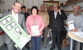 Marlies und Johannes Sandbothe (r.) empfingen im Holsener Trafoturm unter anderem Paderborns Bürgermeister Michael Dreier (l.). - Johannes Büttner Marlies und Johannes Sandbothe (r.) empfingen im Holsener Trafoturm unter anderem Paderborns Bürgermeister Michael Dreier (l.). - Johannes Büttner