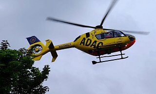 Einer der Rennradler musste per Hubschrauber in eine Klinik gebracht werden. - (Themenbild) Thorsten Gödecker Einer der Rennradler musste per Hubschrauber in eine Klinik gebracht werden. - (Themenbild) Thorsten Gödecker