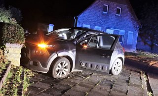 Das Auto wurde durch den Aufprall erheblich beschädigt, der Fahrer musste ins Krankenhaus gebracht werden. - Polizei Höxter Das Auto wurde durch den Aufprall erheblich beschädigt, der Fahrer musste ins Krankenhaus gebracht werden. - Polizei Höxter