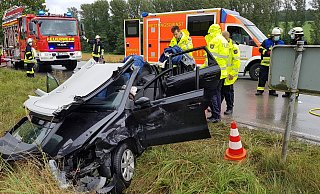 Um die eingeklemmte Frau zu retten, musste die Feuerwehr das Dach des VW Polo abtrennen. - David Schellenberg Um die eingeklemmte Frau zu retten, musste die Feuerwehr das Dach des VW Polo abtrennen. - David Schellenberg