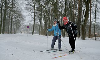 Skifahren mitten in Espelkamp: Das hat es noch nicht gegeben, sind sich Marcus und Charlize Lüttke sicher und machen sich am Sonntagmorgen auf den Weg. - Heike von Schulz Skifahren mitten in Espelkamp: Das hat es noch nicht gegeben, sind sich Marcus und Charlize Lüttke sicher und machen sich am Sonntagmorgen auf den Weg. - Heike von Schulz