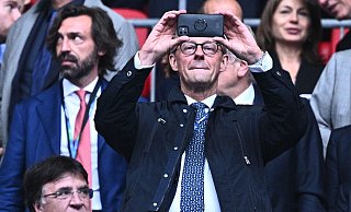 Bundeskanzler Friedrich Merz (CDU) drückt den deutschen Frauen aus der Ferne die Daumen. Ein Stadionbesuch, wir hier beim Champions-League-Finale zwischen Borussia Dortmund und Real Madrid 2024 in London, ist momentan nicht geplant. - Tom Weller/dpa Bundeskanzler Friedrich Merz (CDU) drückt den deutschen Frauen aus der Ferne die Daumen. Ein Stadionbesuch, wir hier beim Champions-League-Finale zwischen Borussia Dortmund und Real Madrid 2024 in London, ist momentan nicht geplant. - Tom Weller/dpa