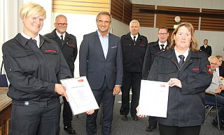 Die neuen Kinderfeuerwehrwartinnen Anne Hausmann (l.) und Michaela Schlichting mit dem stellvertretenden Wehrführer Andreas Außel (v. l.), Bürgermeister Burkhard Deppe, stellvertretenden Wehrführer Tobias Menne und Wehrführer Andreas Rehermann. - Burkhard Battran Die neuen Kinderfeuerwehrwartinnen Anne Hausmann (l.) und Michaela Schlichting mit dem stellvertretenden Wehrführer Andreas Außel (v. l.), Bürgermeister Burkhard Deppe, stellvertretenden Wehrführer Tobias Menne und Wehrführer Andreas Rehermann. - Burkhard Battran