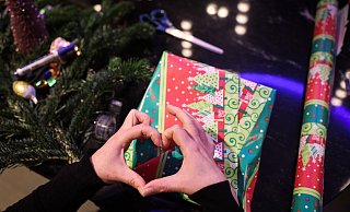 Laut einer repräsentativen Umfrage werden elf Prozent der Senioren Heiligabend allein sein. (Symbolbild) - Christian Charisius/dpa Laut einer repräsentativen Umfrage werden elf Prozent der Senioren Heiligabend allein sein. (Symbolbild) - Christian Charisius/dpa