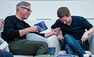 Almgeflüster – auf dem Weg nach Berlin mit Philipp Köster (l.) und Kevin Kühnert. - Teresa Kröger Almgeflüster – auf dem Weg nach Berlin mit Philipp Köster (l.) und Kevin Kühnert. - Teresa Kröger
