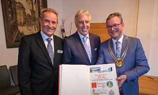 Vor seiner Festrede trug sich Erich Staake (Mitte) in das Goldene Buch der Stadt ein. Daneben Gildemeister Otto Drosihn (l.) und Bürgermeister Michael Dreier. - Andreas Zobe Vor seiner Festrede trug sich Erich Staake (Mitte) in das Goldene Buch der Stadt ein. Daneben Gildemeister Otto Drosihn (l.) und Bürgermeister Michael Dreier. - Andreas Zobe