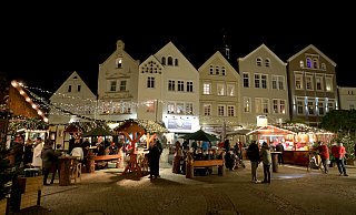 Der festlich beleuchtete Gänsemarkt ist bei vielen Gästen beliebt, weil es hier meist ruhiger zugeht als auf anderen Plätzen. - Frank-Michael Kiel-Steinkamp Der festlich beleuchtete Gänsemarkt ist bei vielen Gästen beliebt, weil es hier meist ruhiger zugeht als auf anderen Plätzen. - Frank-Michael Kiel-Steinkamp