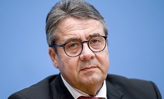 Ex-Bundesminister Sigmar Gabriel ist Hauptrender beim Festakt, mit dem in der Marienkirche an das Ende des Zweiten Welkrieges vor 80 Jahren, am 8. Mai 1945, erinnert wird. - picture alliance/dpa Ex-Bundesminister Sigmar Gabriel ist Hauptrender beim Festakt, mit dem in der Marienkirche an das Ende des Zweiten Welkrieges vor 80 Jahren, am 8. Mai 1945, erinnert wird. - picture alliance/dpa