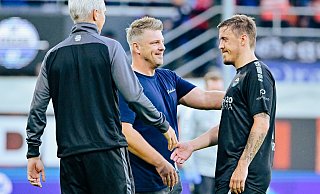 Trainer Lukas Kwasniok (M.) reicht seinem Schützling Max Kruse nach dem Heimspiel gegen Osnabrück die Hand. Dort hatte der SCP-Neuzugang über die volle Distanz gespielt. Zuletzt aber saß Kruse zwei Mal in Folge nur auf der Bank. - Besim Mazhiqi Trainer Lukas Kwasniok (M.) reicht seinem Schützling Max Kruse nach dem Heimspiel gegen Osnabrück die Hand. Dort hatte der SCP-Neuzugang über die volle Distanz gespielt. Zuletzt aber saß Kruse zwei Mal in Folge nur auf der Bank. - Besim Mazhiqi