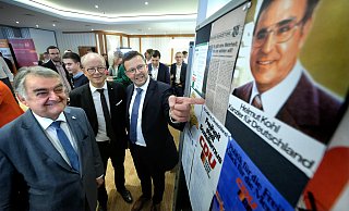 Am Rande des Parteitages führen die CDU-Landespolitiker Raphael Tigges und André Kuper NRW-Innenminister Herbert Reul (v.r) durch eine kleine Ausstellung zum 50. jährigen Bestehen des Kreisverbandes. - Andreas Frücht Am Rande des Parteitages führen die CDU-Landespolitiker Raphael Tigges und André Kuper NRW-Innenminister Herbert Reul (v.r) durch eine kleine Ausstellung zum 50. jährigen Bestehen des Kreisverbandes. - Andreas Frücht