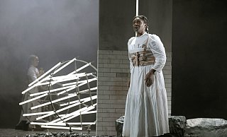 Elizabeth Llewellyn gibt eine Aida von enormer dramatischer Dringlichkeit. - Bettina Stoess Elizabeth Llewellyn gibt eine Aida von enormer dramatischer Dringlichkeit. - Bettina Stoess