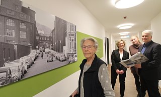 Bewohnerin Elfriede Zöller schaut sich das Bild des Dürkopp-Geländes an. Christine Bode (v.l.), Einrichtungsleiterin Stephanie Krumsiek und Jochen Rath blättern im Bielefeld-Buch. - Sylvia Tetmeyer Bewohnerin Elfriede Zöller schaut sich das Bild des Dürkopp-Geländes an. Christine Bode (v.l.), Einrichtungsleiterin Stephanie Krumsiek und Jochen Rath blättern im Bielefeld-Buch. - Sylvia Tetmeyer